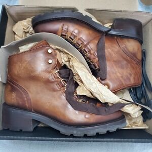 FRYE Alta Hiker Boot Cognac Leather Lace Up Chunky Heel Ankle W7
Utility NIB NEW